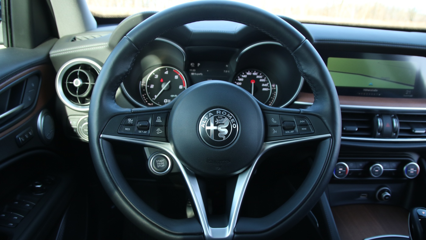 Slideshow Bild - Das filigrane Sportlenkrad ist Teil des Lusso Paketes und liegt sensationell in der Hand.